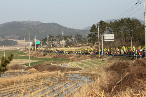 2천여명의 시민들이 함께하는 도보행진단 행렬 ⓒ go발뉴스(나혜윤)