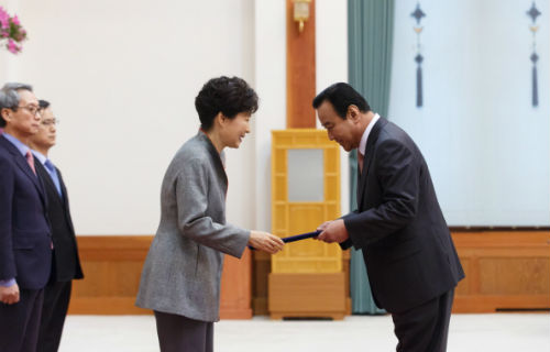 박근혜 대통령이 17일 오전 청와대에서 이완구 신임 국무총리에게 임명장을 수여하고 있다. ©청와대