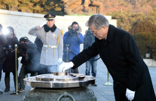 새정치민주연합 문재인 대표가 지난 9일 취임 후 첫 일정으로 서울 동작구 국립현충원을 찾아 참배를 했다. 문 대표는 국론분열을 끝내자는 의미로 그동안 야당 지도부가 방문하지 않았던 이승만, 박정희 두 전직 대통령의 묘소를 찾아 참배했다. ©새정치민주연합 문재인 의원 공식 블로그