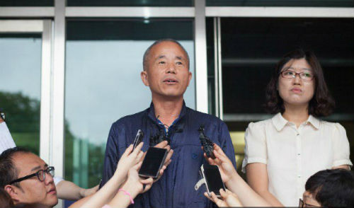 고 황유미 씨의 아버지 황상기 씨가 지난해 8월 21일 '직업병 소송'에서 승소한 후 서울고등법원 앞에서 소감을 밝히고 있다. ⓒ반올림