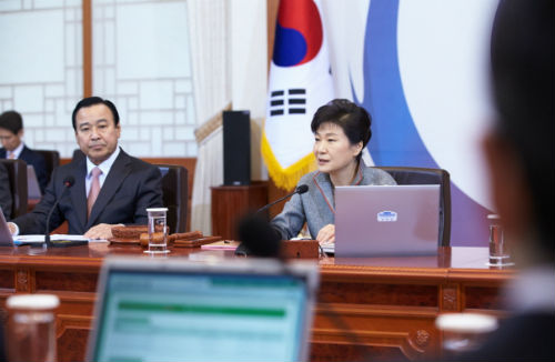박근혜 대통령이 17일 오전 청와대에서 열린 제7회 국무회의에 참석하고 있다. ⓒ 청와대