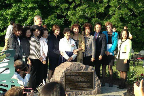 미국 워싱턴 정신대문제대책위원회가 지난해 5월 30일 미국 버지니아주 페어펙스 카운티 정부 청사에 세워진 위안부 기림비 제막식에 참석해 기자회견을 열었다. © 워싱턴 정신대문제대책위원회