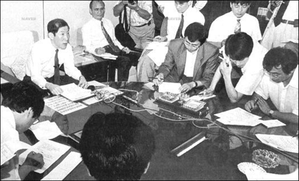 1993년 슬롯머신 대부 정덕진 수사계획을 설명하고 있는 신승남 서울지검3차장 ⓒ 경향신문