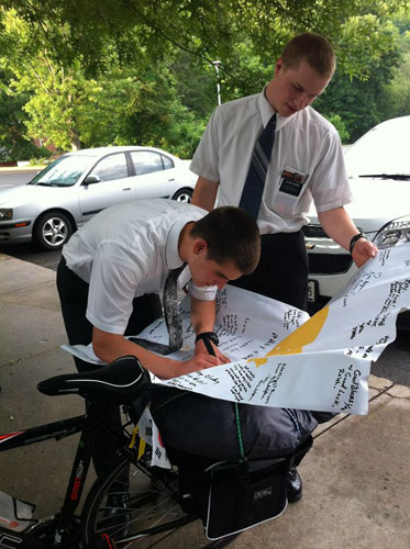 ▲매릴랜드 컴벌랜드시에서 만난 학생들이 세월호 추모메시지를 남기고 있다. © Pray for South korea