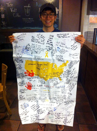 ▲세월호 희생자들을 위한 추모 메시지로 가득한 세월호 플래카드. 미국인들이 펜으로  남긴 메시지를 담은 세월호 플래카드는 지난달 28일 서울 광화문 세월호 농성장에 전달됐다. © Pray for South korea