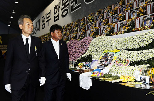 이석태 세월호 참사 특별조사위원장(왼쪽) 등 상임위원들이 지난 6일 오전 경기도 안산시 단원구 세월호 희생자 합동 분향소에 조문을 하고 있다.©트위터