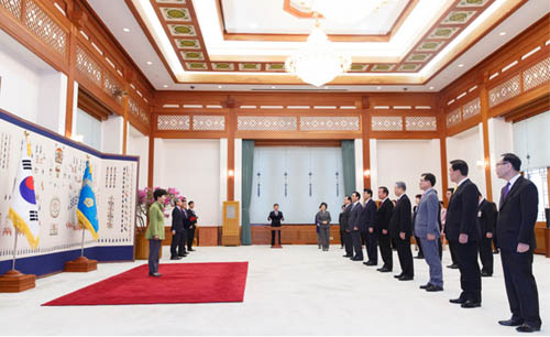박근혜 대통령이 16일 오후 청와대에서 신임 장·차관 임명장 수여식을 하고 있다.©청와대