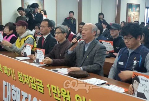 장그래 살리기 운동본부 박석운 공동대표(오른쪽 두번째)가 출범 대표 발언을 하고 있다.©go발뉴스(강주희)