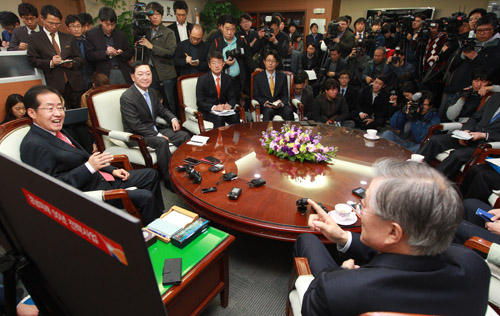 새정치민주연합 문재인 대표와 홍준표 경남도지사가 18일 오전 경남 창원시 경남도청에서 경남지역 초등학교 무상급식에 대한 논의를 하고 있다. ⓒ 신문고 박훈규 기자