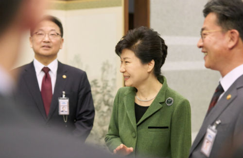 박근혜 대통령이 17일 오전 청와대에서 열린 국무회의에 앞서 국무위원들과 차를 마시며 이야기를 나누고 있다. ⓒ 청와대