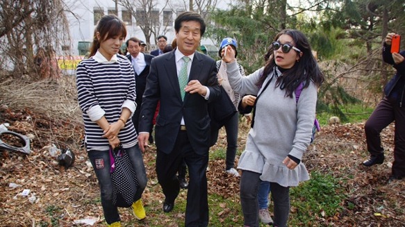 <홍 지사 '거수기 역할' 한 뒤 도망치듯 빠져나오는 경남도의원 (출처: 날으는 쏭군)>