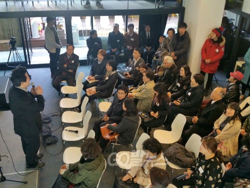 개관식을 찾은 각계인사들과 시민들에게 감사의 말을 전하는 이상호 기자.©go발뉴스(강주희)