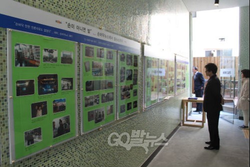 고발뉴스 '이한열 방송센터' 뉴스의 길에서 한 시민이 사진을 감상하고 있다.©go발뉴스(강주희)