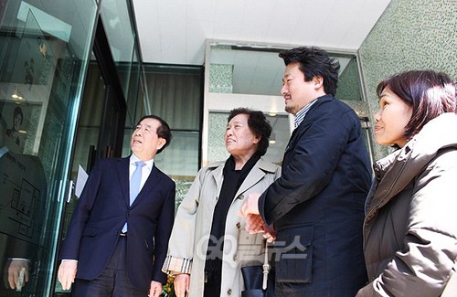 (왼쪽부터) 23일 오후 고발뉴스 '이한열 방송센터' 개관식에 참석한 박원순 서울시장과 고 이한열 열사의 어머니 배은심 여사, 이상호 기자, 이경란 이한열기념사업회 사무국장이 센터를 둘러보고 있다. ⓒ go발뉴스(나혜윤)