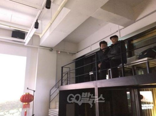 도올 김용옥 선생이 홍대 방송센터를 방문해 이상호 기자와 이야기를 나누고 있다. ⓒ 트위터