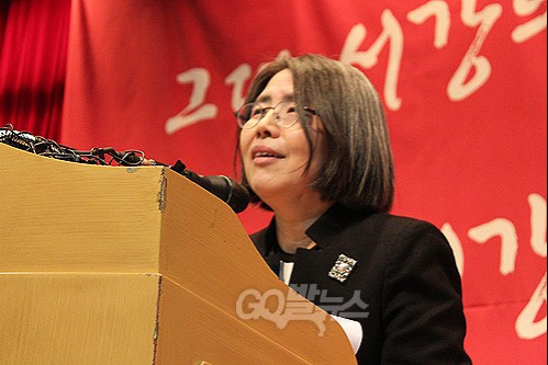 김영란 전 국민권익위원장이 국회가 처리한 김영란법이 졸속입법 및 위헌논란을 빚는 것과 관련해 지난 10일 오전 서울 신수동 서강대학교 다산관에서 기자회견을 하고 있다.