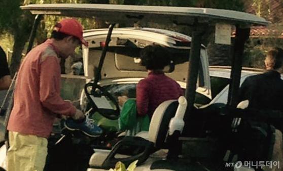 홍준표 경남 도지사가 부인 이순삼씨와 미국에서 골프치는 모습 ⓒ 머니투데이