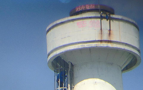 쌍용차 해고자 문제 해결을 촉구하며 101일간 굴뚝농성을 벌인 이창근 금속노조 쌍용차지부 정책기획실장이 지난 23일 농성을 해제하고 굴뚝에서 내려오고 있다.©이창근씨 페이스북