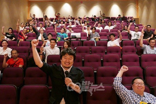 다이빙벨을 관람한 태국 현지 관객들이 세월호 유족을 위로, 진실인양을 위해 힘내라고 외치고 있다. ⓒ go발뉴스