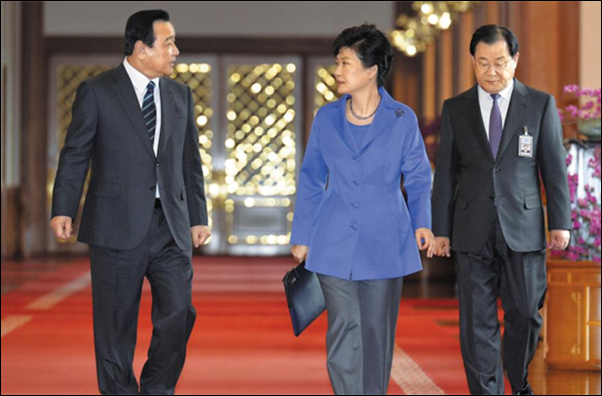 박근혜 대통령이 청와대에서 국무회를 주재하기 위해 이완구 국무총리, 이병기 비서실장과 회의실로 이동하고 있다. ⓒ뉴시스