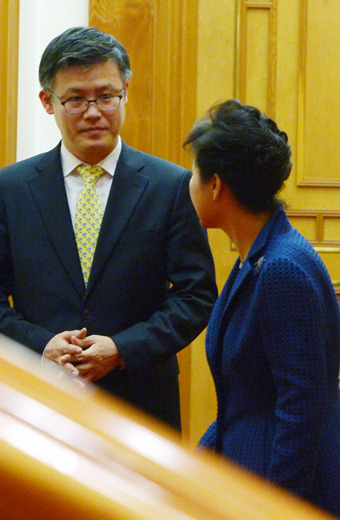 청와대에서 박근혜 대통령과 이야기를 나누고 있는 정호성 청와대 비서관. ⓒ 뉴시스