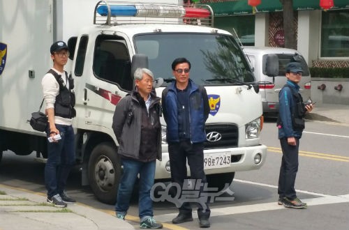 세월호 유가족들이 6일 오후 헌법재판소를 찾은 가운데 경찰 50여명이 이날 현장에 배치됐다. 서울 종로서 최경영 경비과장(왼쪽에서 세번째)은 유가족들이 구호를 외칠 때마다 집시법 위반이라는 경고방송을 내보냈다. ©go발뉴스(강주희)