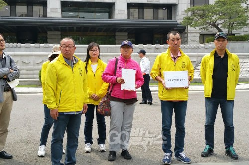 6일 오후 1시 20분 서울 안국동 헌법 재판소를 찾은 세월호 유가족들은 지난 1~2일 세월호 결의대회에서 발생한 경찰의 불법 물대포 사용을 비판하고 이와 관련된 헌법소원 청구서를 제출했다. ©go발뉴스(강주희)