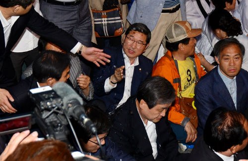 17일 열린 전야제에서 물벼락 맞는 김무성 새누리당 대표 <사진제공=뉴시스>