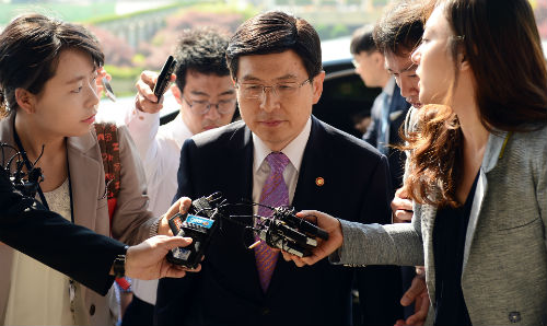 황교안 신임 국무총리 후보자가 22일 오전 경기 과천시 중앙동 법무부정부청사로 출근하며 취재진의 질문을 듣고 있다.<사진제공=뉴시스>