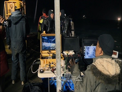 지난해 세월호 참사 당시 다이빙벨과 함께 실종자 수색작업에 나선 이종인 대표 ⓒ go발뉴스