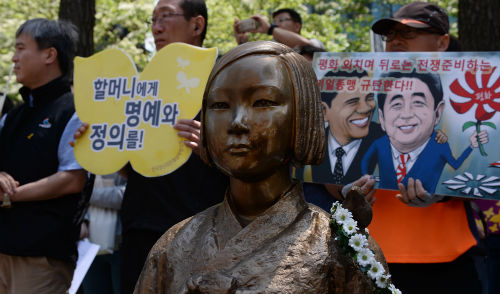 20일 오후 서울 종로구 주한일본대사관 앞에서 열린 1179차 일본군 위안부 문제해결을 위한 정기 수요시위에서 참가자들이 손피켓을 들고 있다.<사진제공=뉴시스>