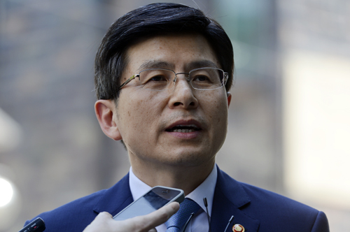 황교안 국무총리 후보자가 27일 오후 서울 종로구 통의동 금융감독원 연수원에 마련된 후보자 사무실로 출근하며 취재진의 질문에 답하고 있다. <사진제공=뉴시스>