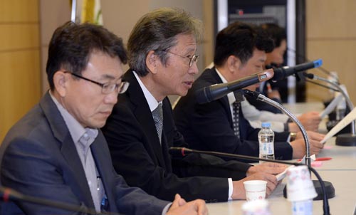 <사진제공=뉴시스> 30일 오전 서울 마포구 대한병원협회에서 열린 메르스(중동호흡기증후군) 확산 관련 긴급회의에서 박상근(왼쪽 두번째) 대한병원협회장이 성명서를 낭독하고 있다