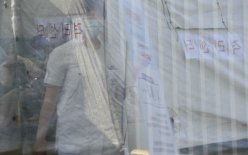 31일 오후 서울대병원 응급센터 창문에 비친 메르스 감염자 격리센터. <사진제공 = 뉴시스>