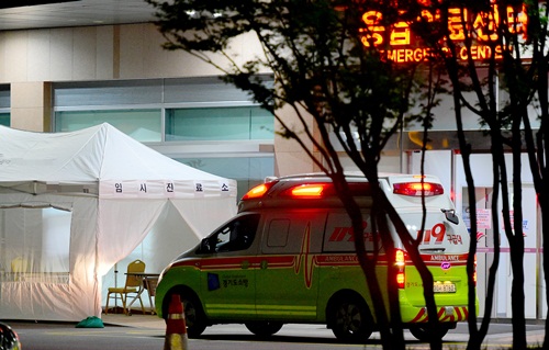 1일 오후 중동호흡기증후군(메르스) 의심 환자가 사망한 것으로 알려진 경기도의 한 대형 병원 응급실로 구급차가 도착하고 있다. 응급실 입구엔 질병관리본부 지침에 근거한 임시진료소가 설치돼 있다. <사진제공=뉴시스>