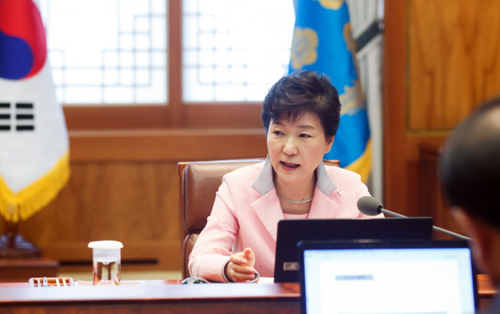 박근혜 대통령이 1일 오전 청와대에서 열린 대통령주재 수석비서관회의에 참석하고 있다.©청와대