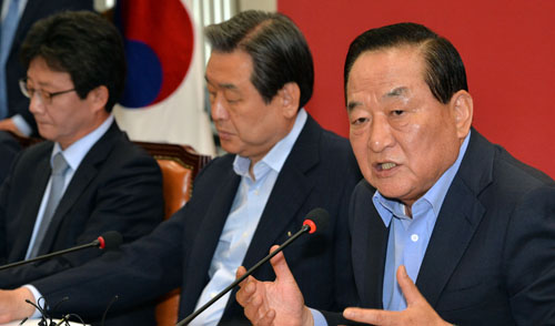 1일 오전 새누리당 최고위원회의에서 서청원 최고위원이 국회법 개정안 통과와 관련해 유승민 원내대표를 질타하고 있다.<사진제공=뉴시스>