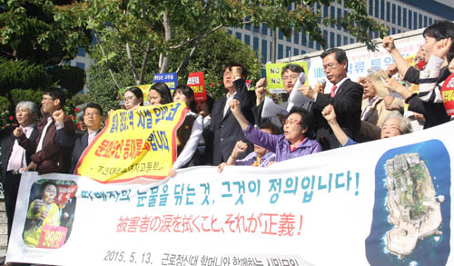 근로정신대 할머니와 함께 하는 시민모임은 13일 오후 광주고등법원 앞에서 기자회견을 열고 “아베·미쓰비시, 일제 강제징용시설 유네스코 산업문화유산 등재 반대한다”고 밝히고 있다. <사진출처=근로정신대 할머니와 함께 하는 시민모임>