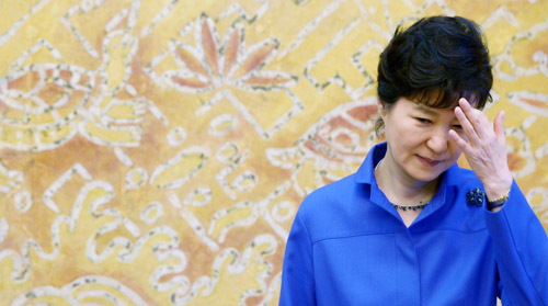 박근혜 대통령이 4일 오전 청와대에서 열린 한-세네갈 MOU 서명식에 참석해 생각에 잠겨 있다. <사진제공=뉴시스>