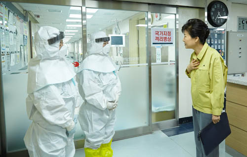 박근혜 대통령이 5일 오후 메르스 환자 국가지정 격리병상인 서울 중구 국립중앙의료원을 방문해 대책 상황을 직접 점검했다.©청와대