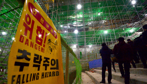 지난해 12월 16일 오후 서울 송파구 제2롯데월드 공사 현장에서 작업 중이던 인부가 떨어져 사망하는 사고가 발생했다. 사진은 사고가 발생한 롯데월드몰 8층 콘서트홀 작업장의 모습. <사진제공=뉴시스>