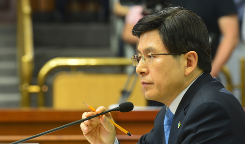 황교안 국무총리 후보자 인사청문회가 열린 9일 오전 서울 여의도 국회 245호실에서 황 후보자가 답변을 위해 마이크를 만지고 있다. <사진제공=뉴시스>