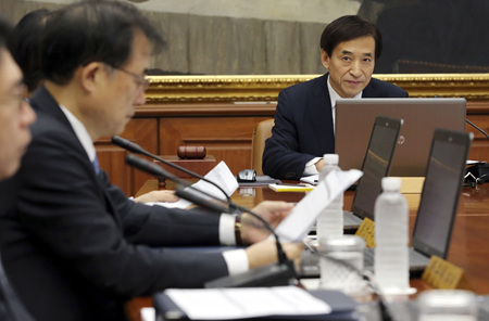 이주열 한국은행 총재가 11일 서울 중구 한국은행본관에서 금융통화위원회 본회의를 주재하고 있다. <사진제공=뉴시스>
