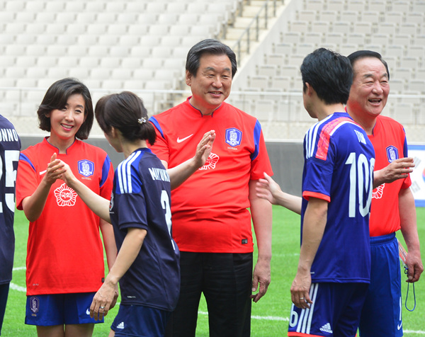 새누리당 김무성 대표와 나경원, 서청원 의원이 13일 서울 상암월드컵경기장에서 열린 한.일 국회의원 친선 축구대회에서 일본 의원들과 인사를 나누고 있다. <사진제공=뉴시스>