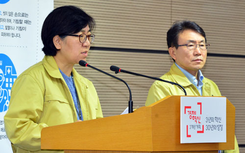 정은경 중앙메르스관리대책본부 현장점검반장이 15일 오전 세종시 정부세종청사 보건복지부 공용브리핑룸에서 메르스 관련 정례브리핑을 하고 있다. 오른쪽은 권덕철 중앙메르스대책본부 총괄반장. <사진제공=뉴시스>