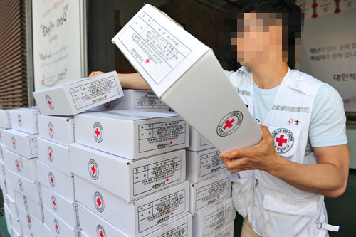 대한적십자사는 12일 메르스 자가격리자 증가에 따라 생필품으로 구성된 응급구호품을 보건소 및 지자체로 전달했다. (사진출처=대한적십자사)
