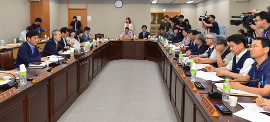 18일 정부세종청사에서 열린 최저임금 전원위원회 회의에서 내년도 최저시급을 두고 협상을 벌이고 있는 사용자측과 노동자측, 정부측 위원들. <사진제공=뉴시스>
