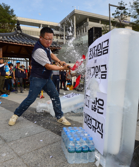 18일 정부세종청사에서 열릴 내년도 최저시급을 결정할 전원위원회에 앞서 노동계에서 최저임금 1만원 쟁취를 위한 결의대회를 진행했다. <사진제공=뉴시스>