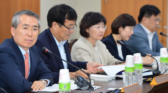 18일 정부세종청사에서 내년도 최저임금을 결정하는 전원회의를 주재하고 있는 박준성 최저임금위원장. <사진제공=뉴시스>