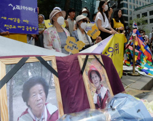 지난 11일 운명을 달리한 김외한, 김달선 할머니의 영정 사진과 함께 길원옥, 김복동 위안부 피해 할머니가 정기 수요시위에 참석하고 있다. <사진제공 = 뉴시스>